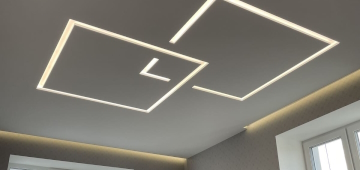 Фото натяжного потолка со световыми линиями